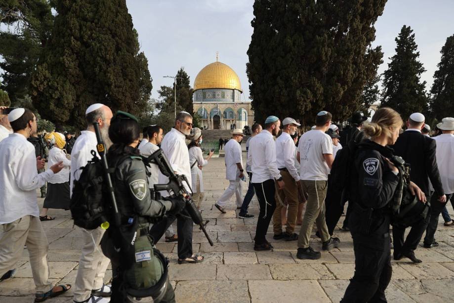 wrkclasshistory's tweet photo. #OtD 3 Oct 2023 dozens of Israeli settlers raided the Al-Aqsa Mosque in Jerusalem while troops blocked entry to Palestinians. In a few days over 4500 illegal settlers took part in raids. Settlers also spat at Palestinian Christians &amp; nuns in the city. https://t.co/GSQEZSoK3Z https://t.co/ZiBIbxBT4G