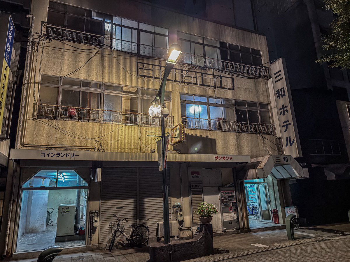 kaidanmeguri's tweet photo. みんな大好き新開地の三和ホテルに宿泊。入るとき中学生が「ここ有名な心霊スポットなんだぜ」って言っていた。坊や、世の中には心霊なんかより怖いものがあるんだよ。それは「三和ホテルのトイレ」だ。 https://t.co/ZHWjLbR5Iu