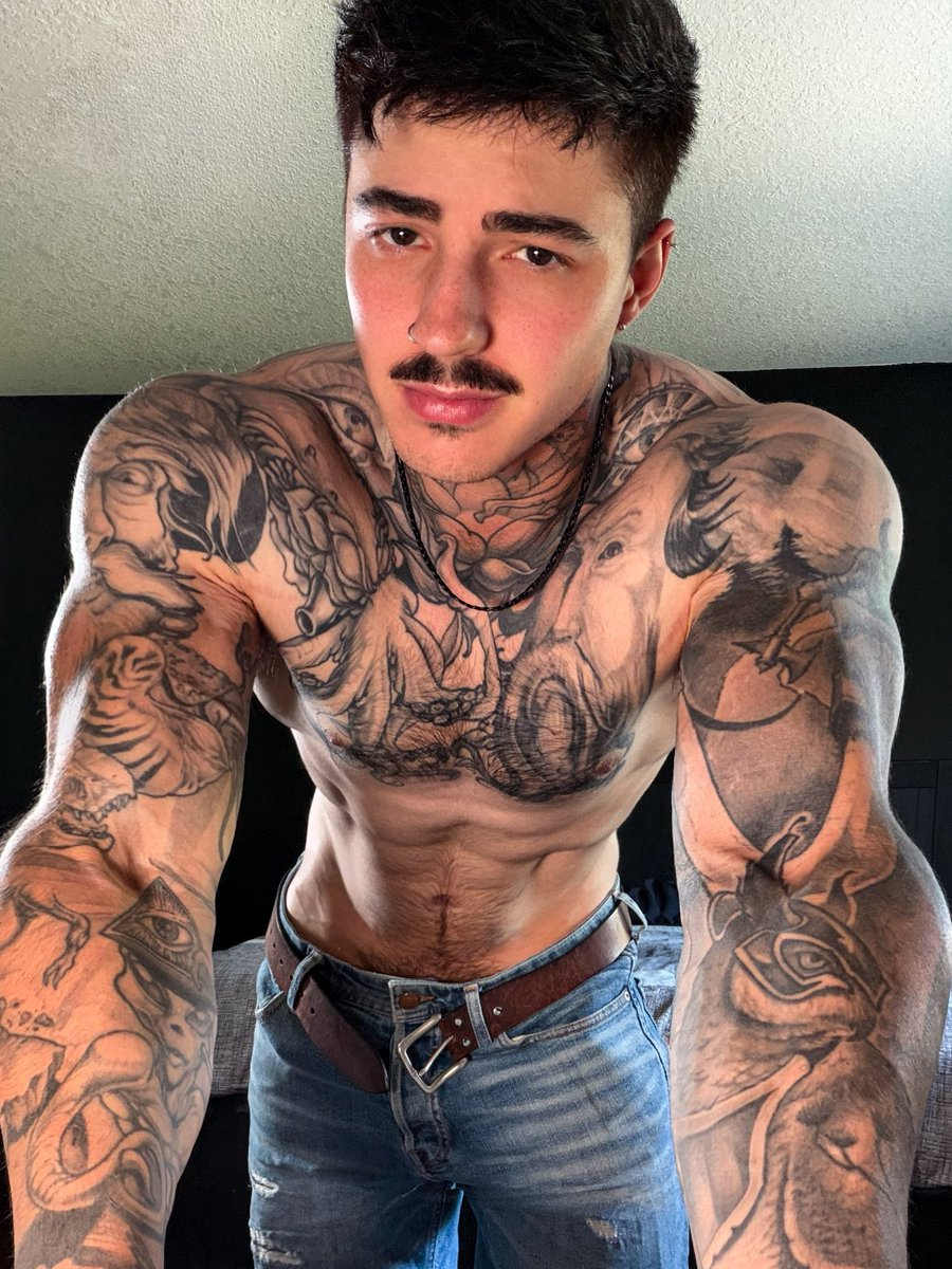 GiovanniVic's tweet photo. Ready for our cam sesh ☺️?? https://t.co/vwwJu93rht