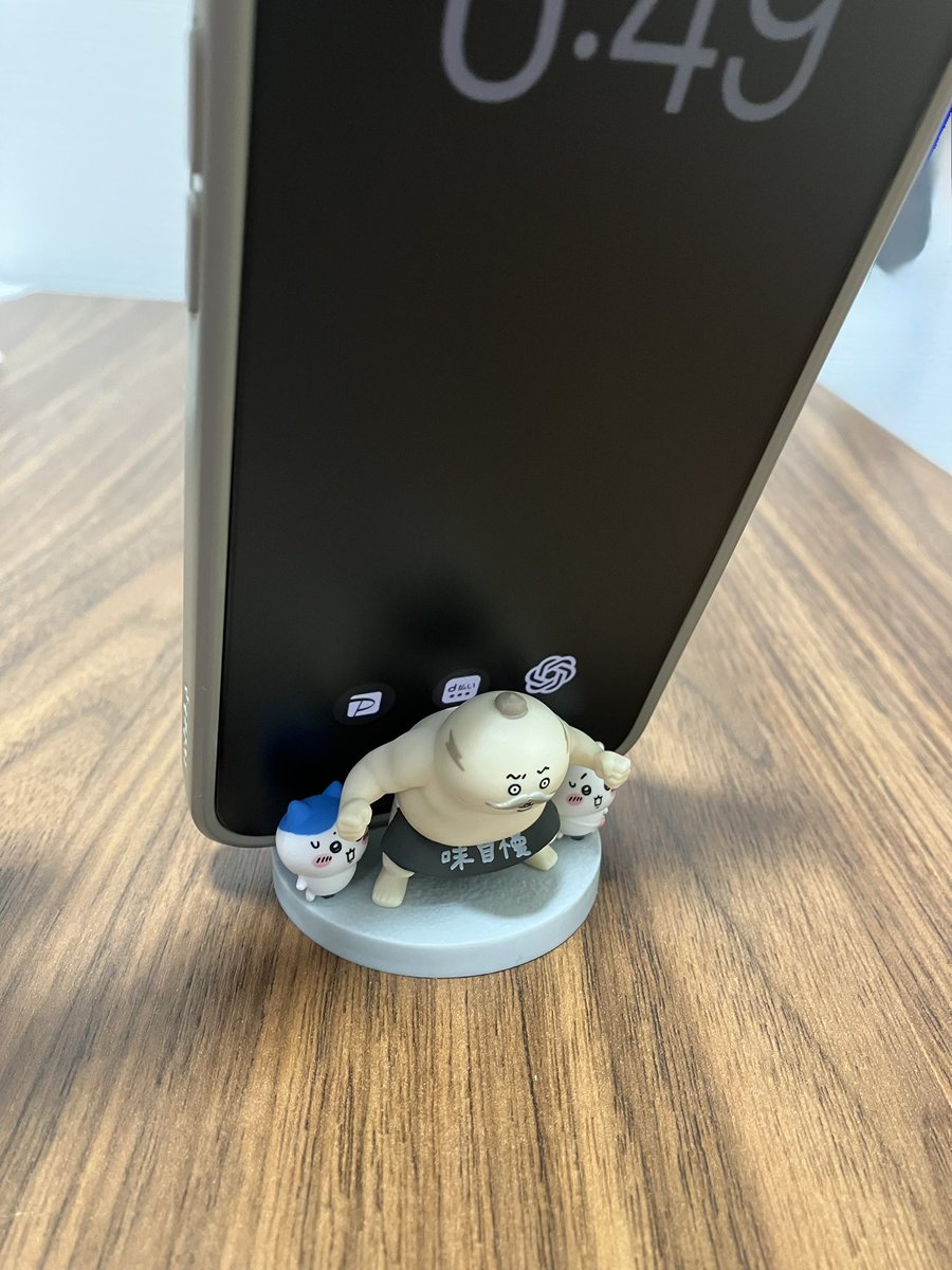 lemoned_jin's tweet photo. 島二郎のスマホスタンド、16promaxは荷が重い…なっ！！

#ガチャガチャ
#ちいかわ https://t.co/i7HFSiy565