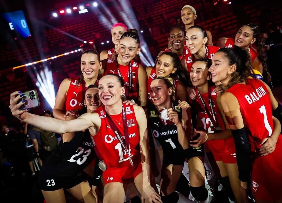GMartin64919's tweet photo. Söylenecek çok söz, yazılacak çok şey var. Türk kadınının gücünü dünyaya gösteren ve zirvede parlayan bu ekibin bir parçası olmak benim için büyük bir gurur. 🇹🇷❤️

Tarihe geçen bir gümüş madalyanın ve geleceğe ışık tutacak dünya ikinciliğinin haklı g... https://t.co/csHFBDMoGd