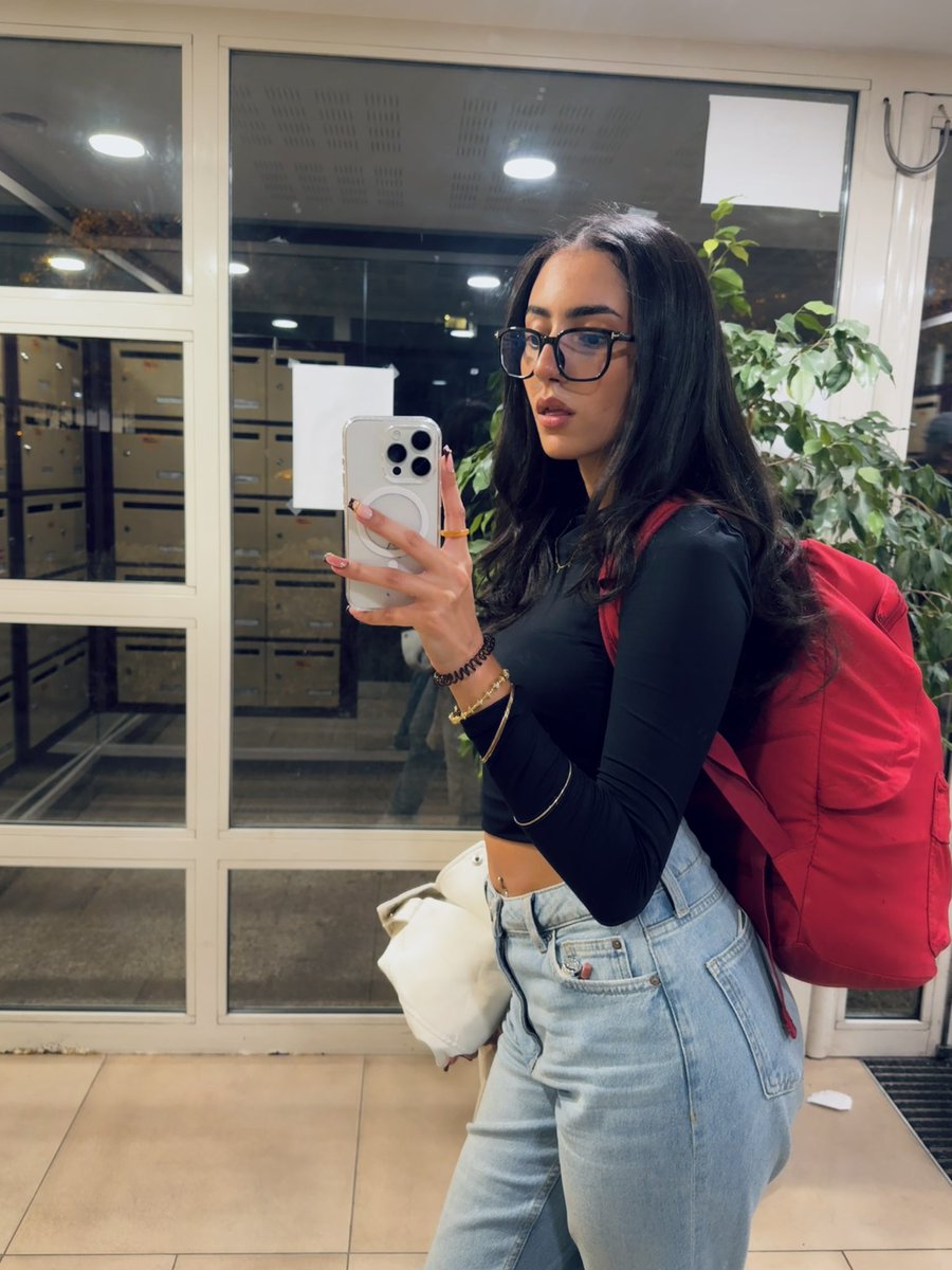 _bigmamimae's tweet photo. Airplane pic/ Fit pic/ Me and my bigass backpack https://t.co/jGEMVPkayI