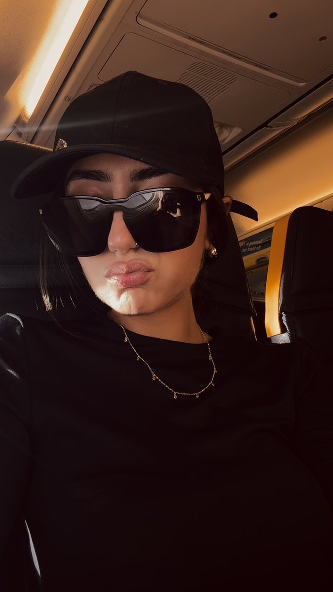 _bigmamimae's tweet photo. Airplane pic/ Fit pic/ Me and my bigass backpack https://t.co/jGEMVPkayI