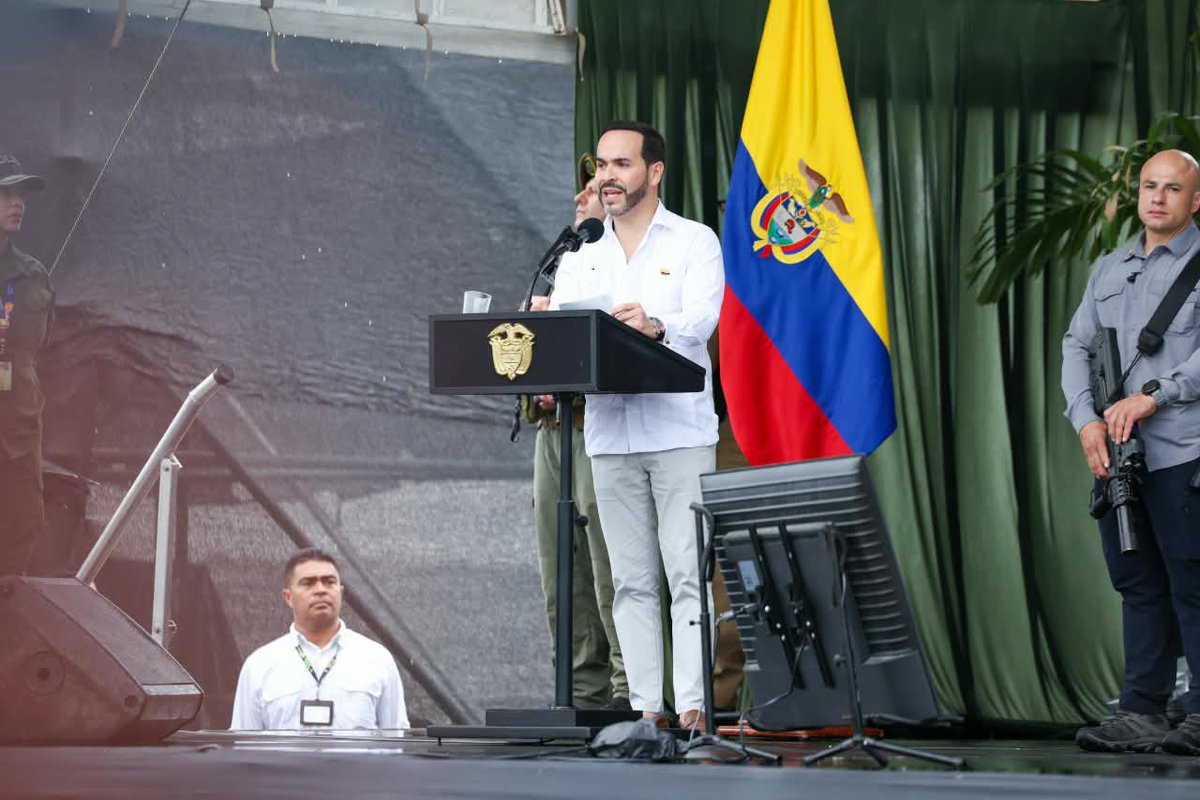 kerguelenhugo's tweet photo. Hoy Montería no recibió una visita. Recibió decisiones.

Gracias, presidente @ABDELAESPRIELLA, por creer en esta ciudad con hechos. La ruta Montería–Panamá ya está a la venta: más conexiones, más visitantes, más oportunidades. Gracias a @SatenaAerolinea por apostarle a nuestro primer vuelo internacional.

Gracias por acompañarnos en el Centro Verde a dialogar con nuestros 92 mejores puntajes de las Pruebas Saber, y por el gesto de donar la mitad de su salario para su viaje a Roma y Madrid el 2 de diciembre. Con ese aporte, a través de la Fundación IMAT, les conseguiremos chaquetas, gorros y guantes para que vivan el invierno europeo con abrigo y con orgullo.

Y nos dejó anuncios que cambian el mapa de la ciudad. El Hospital de Camilo Torres, en la Comuna 9, con $30 mil millones del Gobierno Nacional y $2 mil millones de cofinanciación municipal. El Mercado de los Cuatro Patios, que transformará el mercado de la 36 con Primera en nuestro San Miguel de Madrid, con la gastronomía del Sinú como protagonista: $16 mil millones de la Nación y $12 mil millones de cofinanciación municipal. Y un nuevo sueño: Montería–Miami, con la instrucción a Satena de hacerlo realidad.

Trabajamos con el fin en mente: una Montería conectada con el mundo, con salud cerca de su gente y orgullosa de lo suyo.