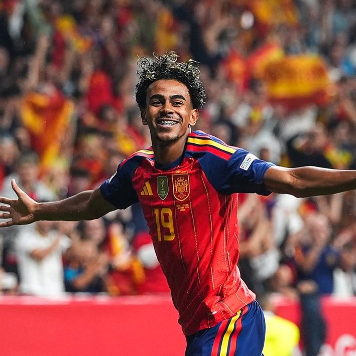 FabrizioRomano's tweet photo. 🇪🇸 Luis de la Fuente on Lamine Yamal: “He’s on his way to become an absolute football legend”.

“This is my view. If he was the only Spanish player in the run for Ballon d’Or, I’d say he’s the absolute best… but there are more of our players and I respect them”. https://t.co/vjodn4IHzH