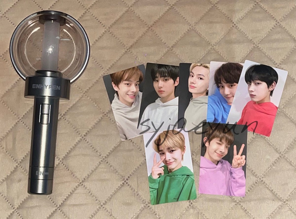 syjaeyun's tweet photo. wts lfb enhypen ph 

engene bong lightstick ver. 1
— 1,200 + sf 

minimal scratches 
complete inclus just no box
payo (prio) or 2 days res
reply mine or dm to claim

mop: maya/maribank
mod: jnt/lalamove grab sdd 

# v1 version 1 jake sunghoon jay jungwon sunoo ni-ki heeseung https://t.co/Qkmgb2bED9