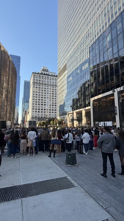 medicinies's tweet photo. this is the crowd outside of msg now lol it was fun while it lasted fr https://t.co/cuTBnPFDKo