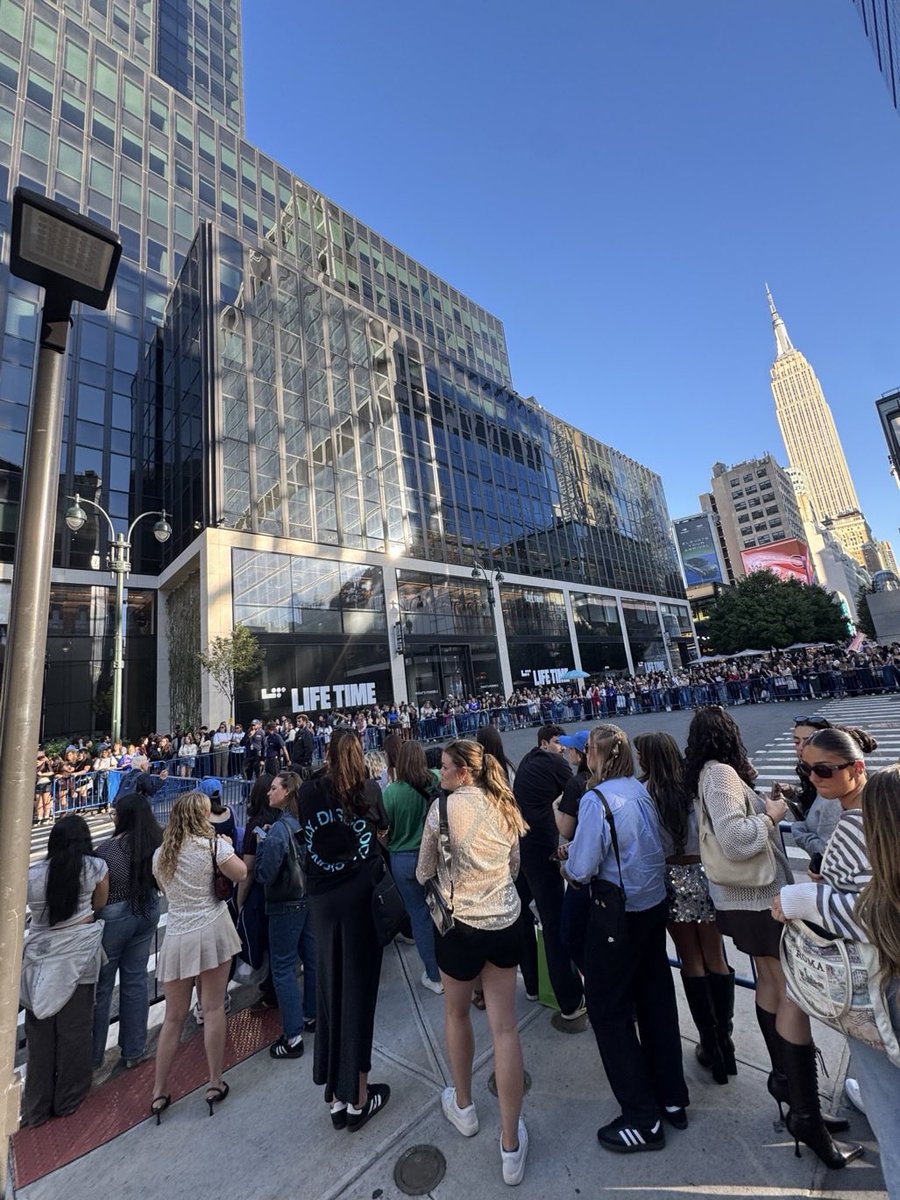 medicinies's tweet photo. this is the crowd outside of msg now lol it was fun while it lasted fr https://t.co/cuTBnPFDKo