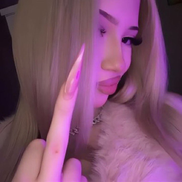 Barbiebreeder's tweet photo. @StripedVoodoo “Lyke happily ya old ass hag~🤭🫦” https://t.co/m91ib4cutO