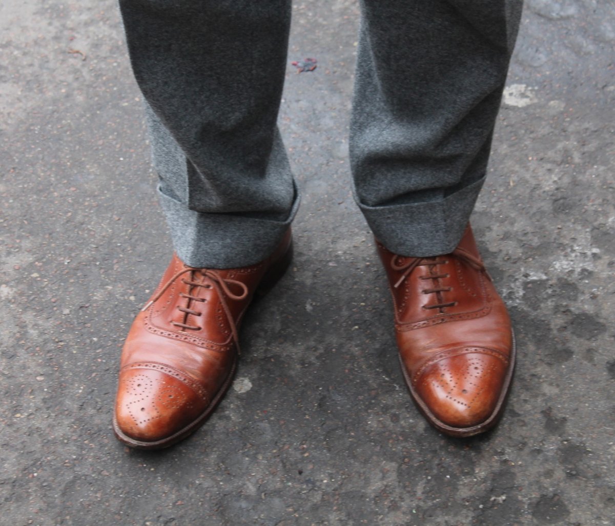 dieworkwear's tweet photo. The decline in quality manufacturing, combined with a lack of consumer education, has led consumers to lower their expectations because they don't know what truly high-quality clothing and footwear look or feel like. If you buy full-grain leather shoes with welted construction, it's not unusual for them to last not just ten years, but twenty, thirty, or sometimes even forty, as long as the owner knows how to care for them properly.

That's because full-grain leather gets better, not worse, with time, unlike its corrected-grain counterparts. When the soles wear down, you can take them to a quality cobbler or bring them back to the original manufacturer and have the soles replaced. The leather insole also takes on the shape of your foot, so they feel comfortable. 

Since the uppers only look better with age and you can reliably replace the soles once they wear down, you will both want to repair your shoes and be able to. This is different from lower-quality shoes — trendy shoes, badly made shoes, glued shoes — which look worse with time and are meant to be thrown away after a few years. 

Of course, longevity has its limits, as your body naturally changes over time. As you age, your feet flatten and widen. This process speeds up if you run regularly. Plus, your style may change over time, so the style you bought twenty years ago may no longer suit your wardrobe.

However, the shoes below are 25 years old. This is not unusual for this type of construction.

Often see people on here promote certain shoes: "here's a cheaper version of this expensive designer brand" or "here's a popular classic." If they are not explaining how the shoes are made, there's no reason to assume the shoes will last a long time. If you want shoes to last a long time, you will want to look into the dimensions I wrote about in my original post, which is what this person below is replying to.