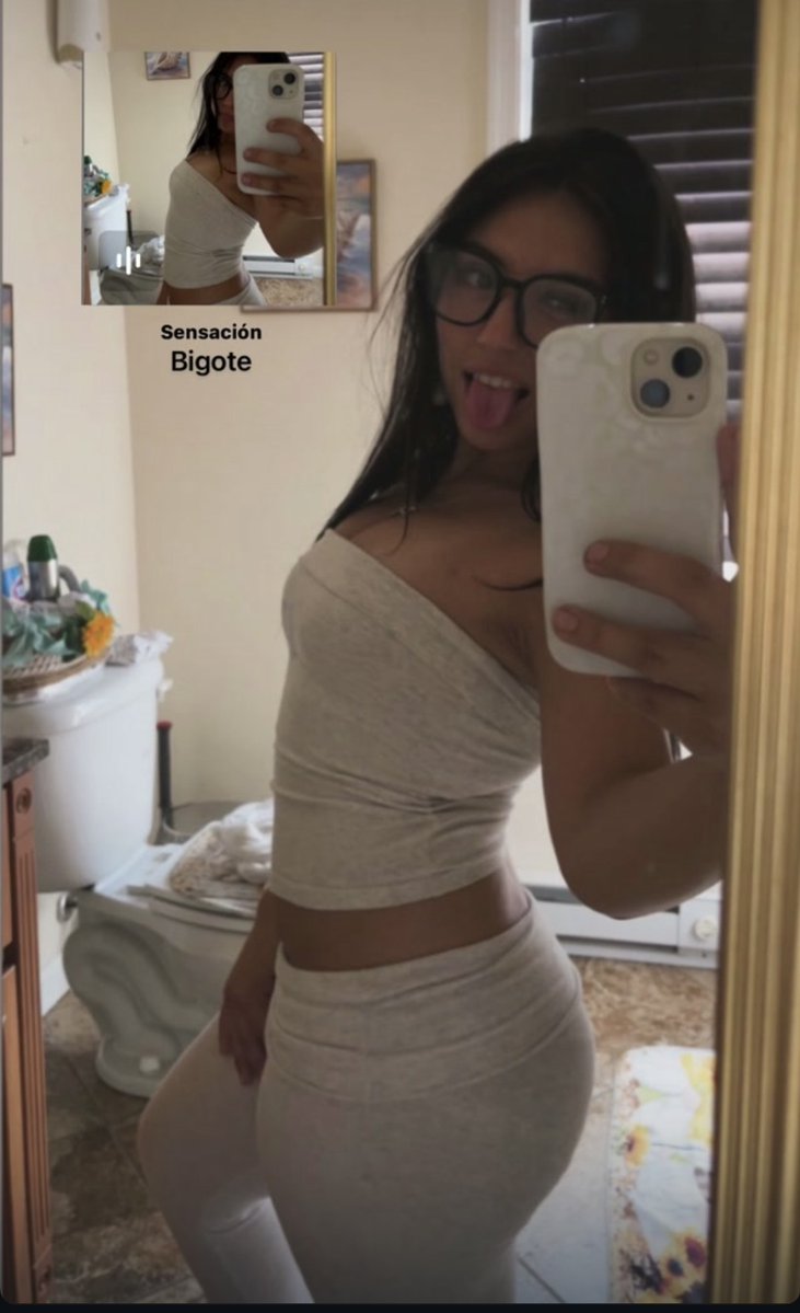 Johnm26075's tweet photo. Phat ass cheerleader https://t.co/qsEvmvSWRg