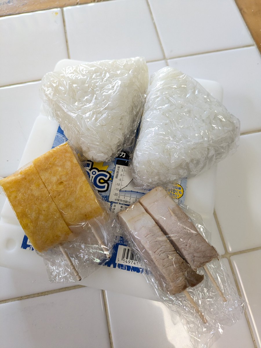 lookkg191's tweet photo. おはようございます☀
パートに行く妻に持たせるおにぎりを作りました
自家製梅干しの梅おかかと子持ち昆布のおにぎり
玉子焼きと煮豚のおかずです✌️
食べ終えたらゴミ箱ポイッで、帰りは手ぶらがコンセプト(笑) https://t.co/uLq74WMRkP