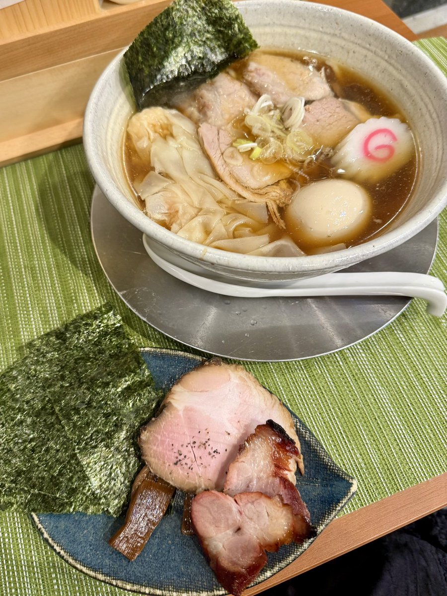 FrogOSaaaaN's tweet photo. らーめん梶原@千歳烏山🐸
『特製醤油 1300円』
ワンタンはレンゲですくうのがおススメです🤗
爆ウマッぺろり🎶😋 https://t.co/eKje0PYFIq