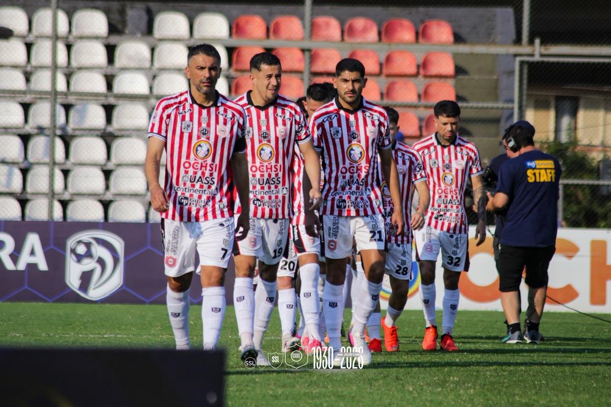 Insfranglz's tweet photo. ¡EL DESCENSO MÁS RÁPIDO DEL SIGLO!

Sportivo San Lorenzo acaba de descender a la División Intermedia tras apenas 13 fechas del Torneo Clausura. 😳

El “Rayadito” se convierte así en el equipo que más rápido consumó su descenso en el fútbol paraguayo durante este siglo: bajó tras 35 partidos disputados de 44 posibles.

Supera el registro de Silvio Pettirossi, que había descendido en la fecha 14 del Clausura 2008.

Un descenso histórico… y una campaña que deja a San Lorenzo entre los peores registros del fútbol paraguayo 📉.

El peor equipo del siglo y por que no, de la historia del fútbol paraguayo.