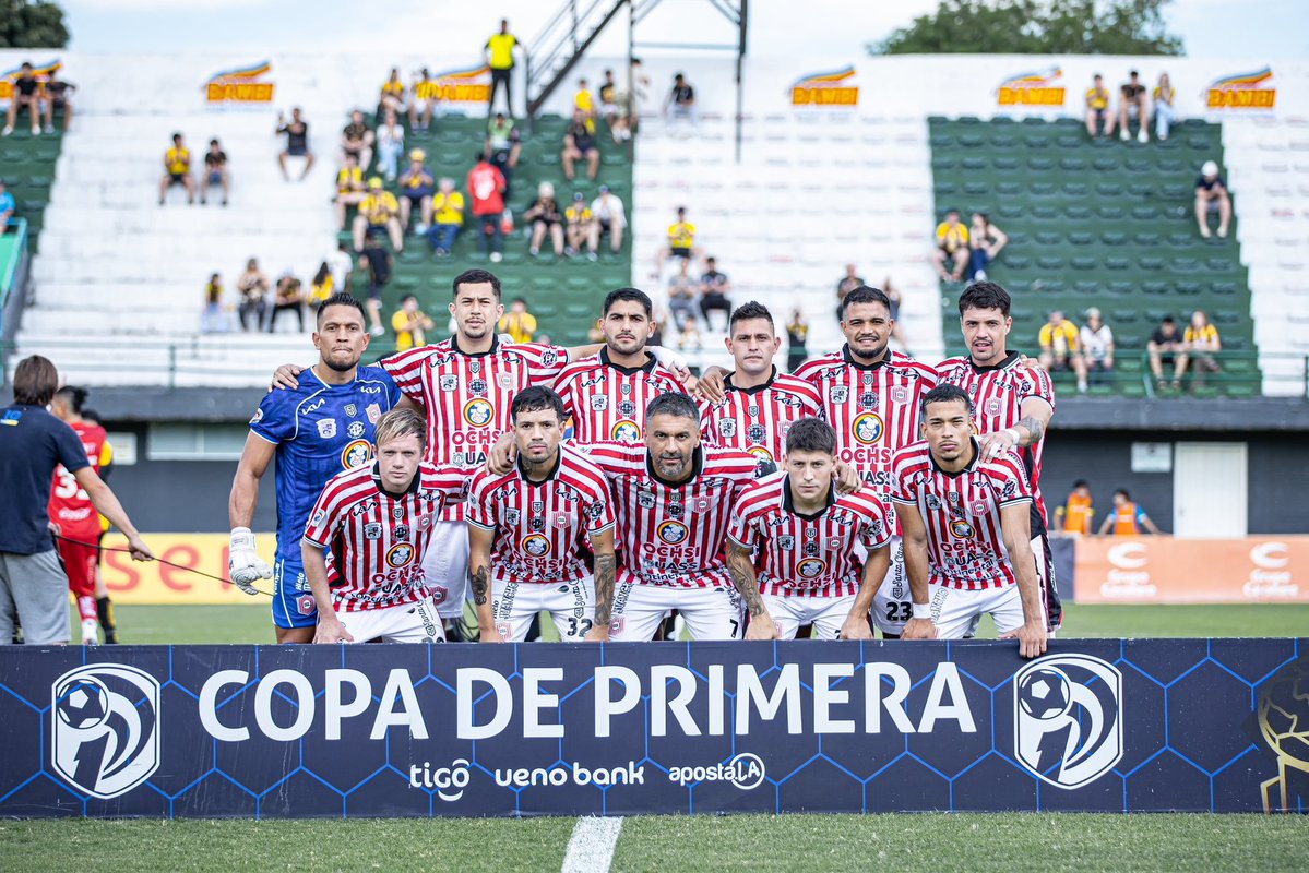 Insfranglz's tweet photo. ¡EL DESCENSO MÁS RÁPIDO DEL SIGLO!

Sportivo San Lorenzo acaba de descender a la División Intermedia tras apenas 13 fechas del Torneo Clausura. 😳

El “Rayadito” se convierte así en el equipo que más rápido consumó su descenso en el fútbol paraguayo durante este siglo: bajó tras 35 partidos disputados de 44 posibles.

Supera el registro de Silvio Pettirossi, que había descendido en la fecha 14 del Clausura 2008.

Un descenso histórico… y una campaña que deja a San Lorenzo entre los peores registros del fútbol paraguayo 📉.

El peor equipo del siglo y por que no, de la historia del fútbol paraguayo.