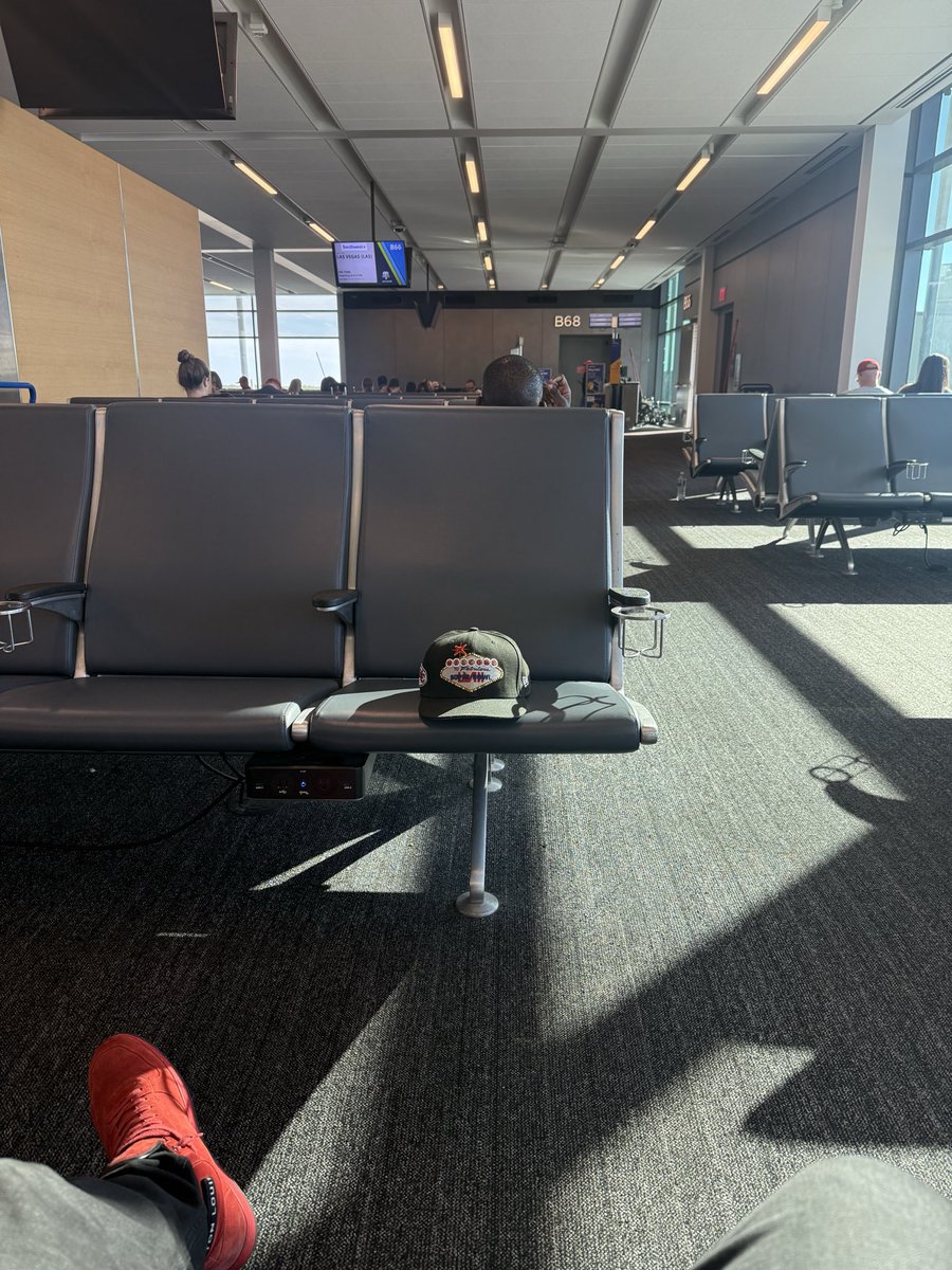 BDOUBLEEKC's tweet photo. “Viva Las Vegas See Ya Later @ Craps Tables Meet Me At The One That Starts a G Up”  - @sc  #CanILive
#ChiefsKingdom https://t.co/M0x1Xw7oY0