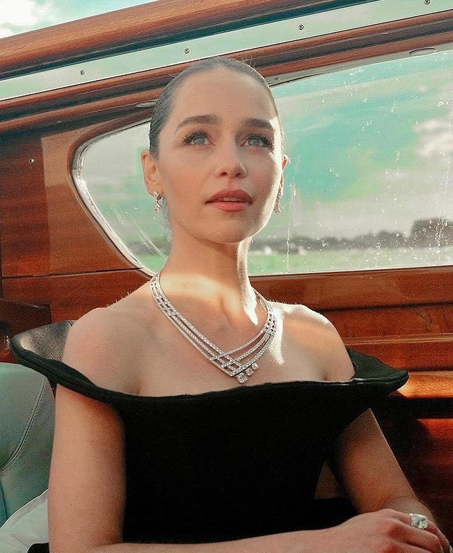 JonnyLeTran5's tweet photo. Blessing your timeline with Emilia Clarke 😍 #EmiliaClarke #GameOfThrones #LastChristmas #MeBeforeYou #TerminatorGenisys #SecretInvasion #SoloAStarWarsStory #ThePodGeneration #AboveSuspicion #VoicefromtheStone #SpikeIsland #MurderManual #TriassicAttack #beautiful https://t.co/fWp5muHQZg