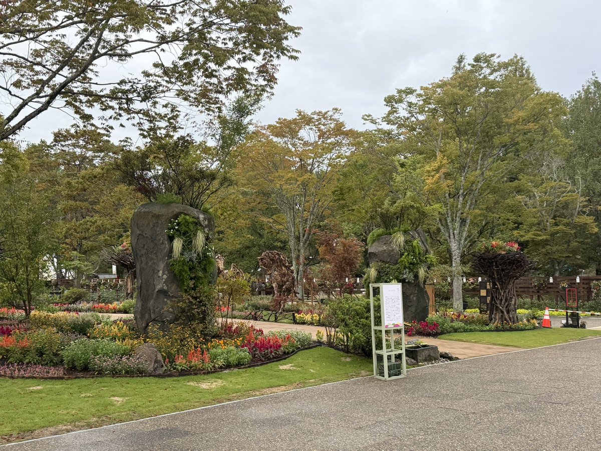 taka0210katsura's tweet photo. 第43回全国都市緑化フェアin京都丹波亀岡運動公園メインガーデンです。世界で活躍する庭園デザイナー石原和幸氏と流木アーティストのジェームス　ドウラン　ウエッブ氏によるコラボガーデンです。
11月8日まで開催しています。 https://t.co/zfpmZQ3lgJ