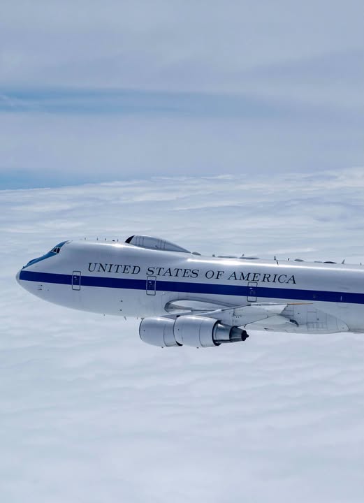 VolcansLes's tweet photo. 🚨 FLASH : Un avion transportant six personnes a disparu au large des États-Unis après une chute brutale d’altitude. Parti des Bermudes vers Boston, il a disparu des radars vers 1h30. Les recherches des garde-côtes se poursuivent.
#Flash #ÉtatsUnis #Bermudes #Boston #Aviation https://t.co/h1aBtEDQI2