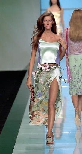 geniuswomanvibe's tweet photo. valentino spring 2000 https://t.co/Hy227coK3g