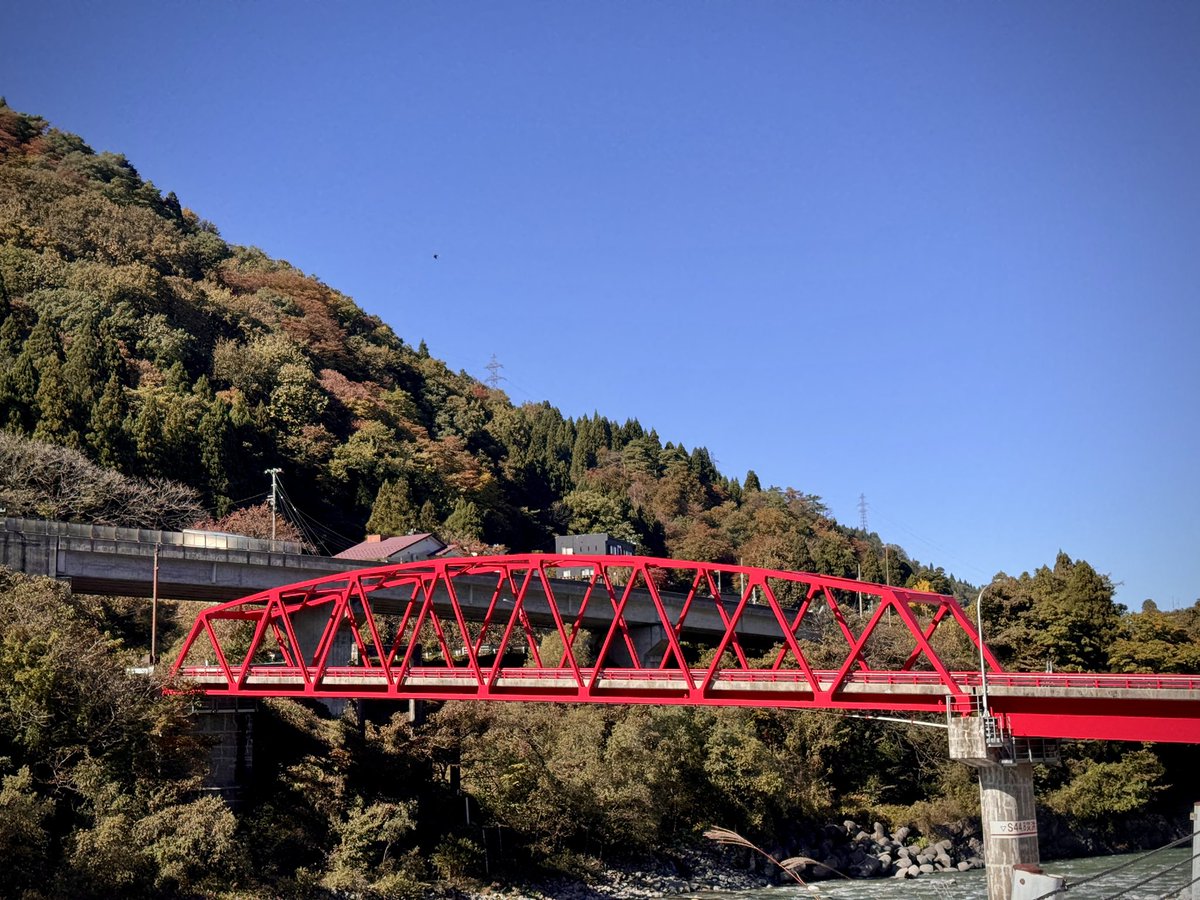 jetory_jp's tweet photo. 맑은 하늘
가을 산을 가로지르는 붉은 다리 하나🍂

사진기록 #10📷 https://t.co/xL7mlgKkiM