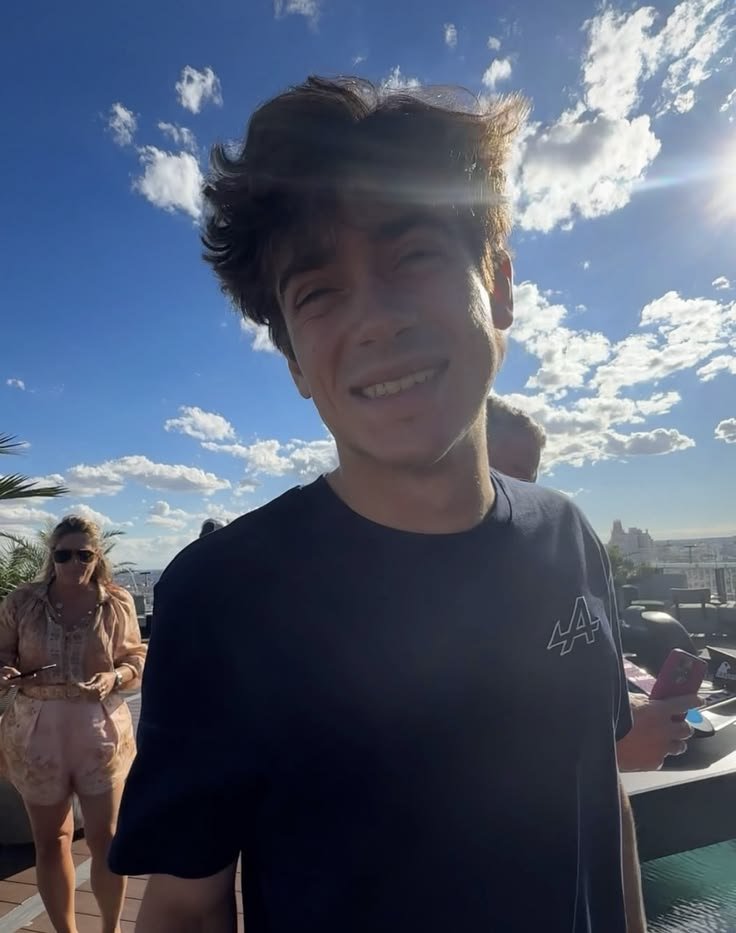 So_63GR's tweet photo. Holis, soy sofy (19-🇦🇷)  

también soy russellista y apoyo a otros pilotos, hablo muchas boludeces, me enojo y interactuó a lo loco. 

Gorda shippera nivel dios sepan eso
 (me tratan de delululu, busco gente delululu) 

#f1twt #integracionformulera 
@lovdpastry  @thiswsmelodrama https://t.co/2S0H90qHlC