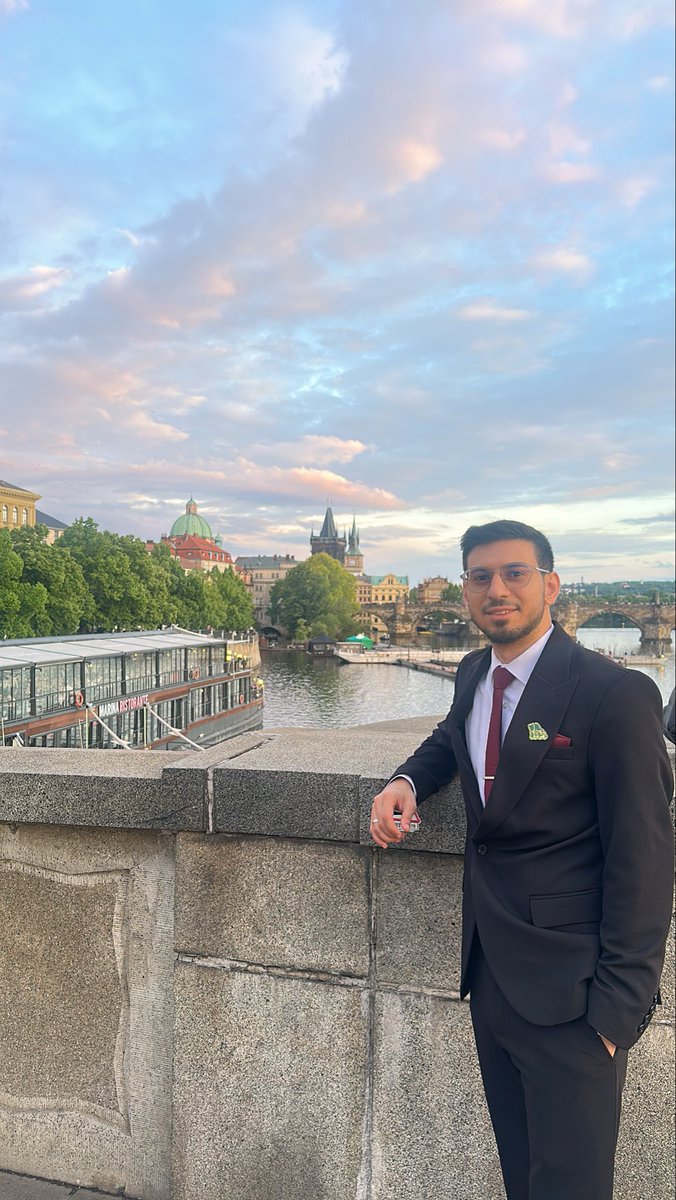 faisal02001's tweet photo. من اللحظات التي سأحتفظ بها طويلا
قدمت بحثي Oral Presentation في 15th International Congress on Autoimmunity في براغ أمام أطباء وباحثين من حول العالم
ورافقني طوال الرحلة شعار على بدلتي
«نحلم ونحقق» 🇸🇦

بدأ كعبارة أحملها معي وانتهت الرحلة وأنا أكثر تعلقا بمعناها
نحلم ونعمل ونحقق 🇸🇦 https://t.co/uL2fOw7eD2
