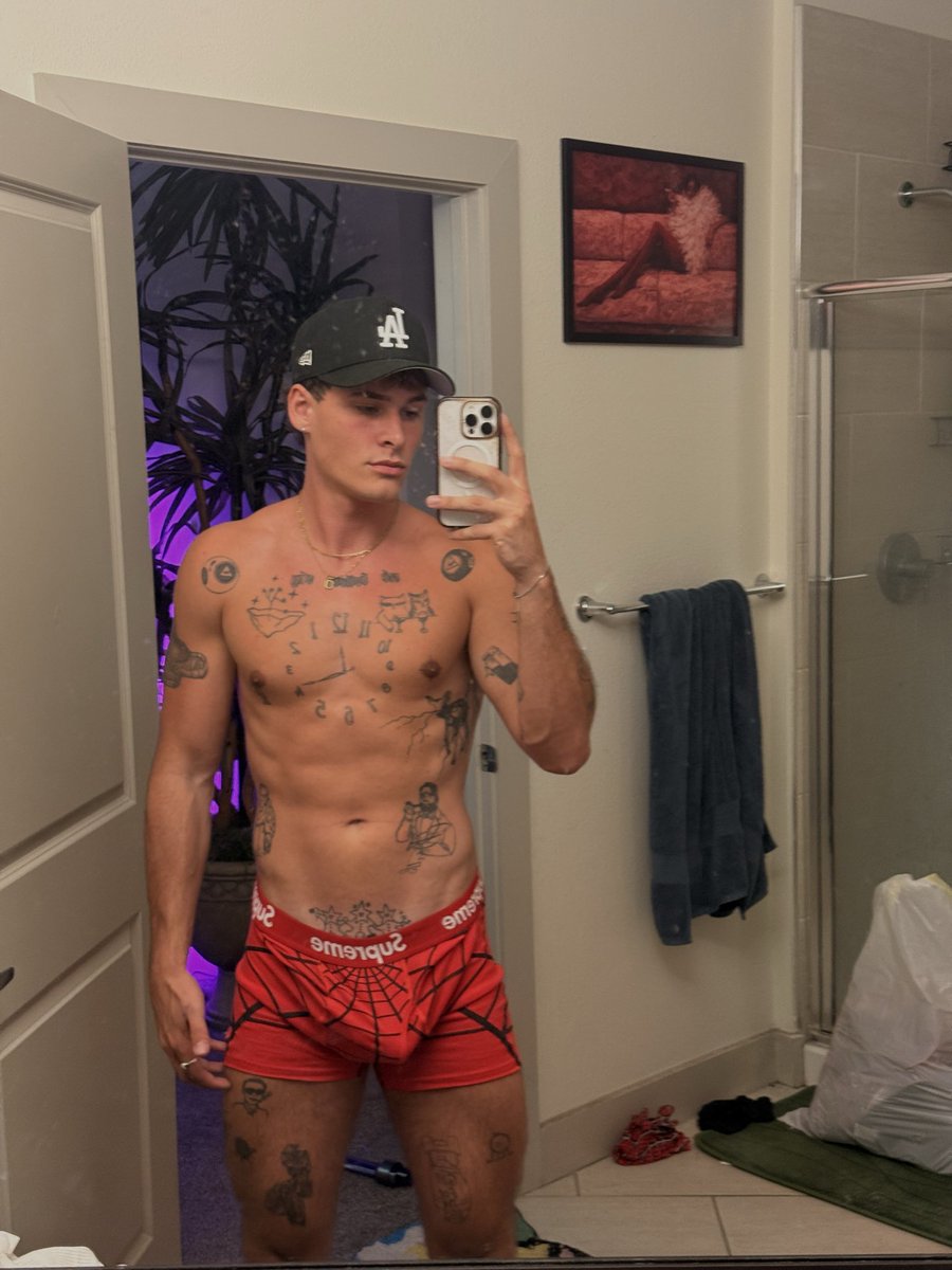 REESE0F's tweet photo. Yes I’m gay🙄 (check the comments) https://t.co/yoMiDPeQjS