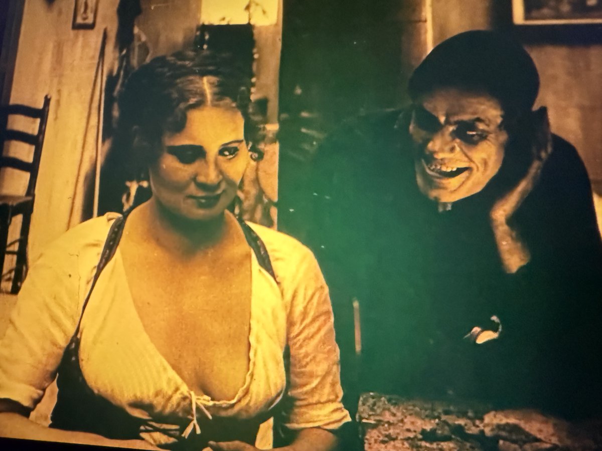 CariatideCarias's tweet photo. 🎬 Die Teufelskirche. Hans Mierendorff. 1919.

Lo fáustico, lo divino, lo humano, la triple naturaleza. El cine de Weimar. La inestabilidad social, mental, moral, gesticulada a través de la estética. Y también los cuentos, los deseos, lo pensado impensable, la leyenda. https://t.co/o0jMdtQUCe