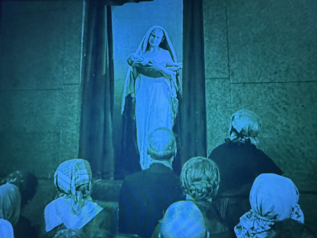 CariatideCarias's tweet photo. 🎬 Die Teufelskirche. Hans Mierendorff. 1919.

Lo fáustico, lo divino, lo humano, la triple naturaleza. El cine de Weimar. La inestabilidad social, mental, moral, gesticulada a través de la estética. Y también los cuentos, los deseos, lo pensado impensable, la leyenda. https://t.co/o0jMdtQUCe