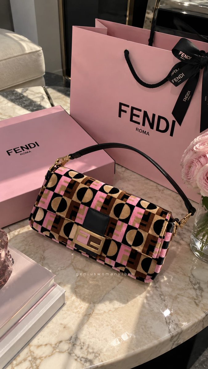 geniuswomanvibe's tweet photo. fendi × emily in paris https://t.co/LLxlY6BBTh