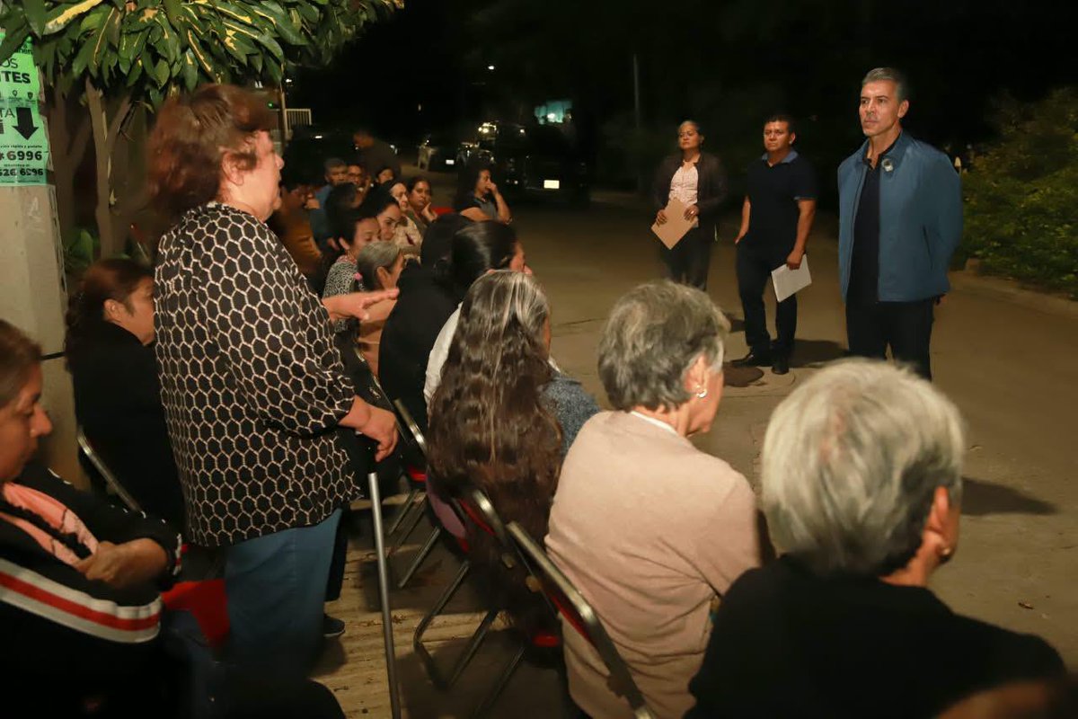 JorgeVillacana's tweet photo. En la Agencia de Montoya encontré vecinas y vecinos organizados que, ante la falta de respuesta de las autoridades, se coordinan para mejorar su entorno. 

Hoy participan más en las decisiones que afectan su comunidad. 

La participación ciudadana es parte fundamental del cambio. https://t.co/vYq7qeKvBM