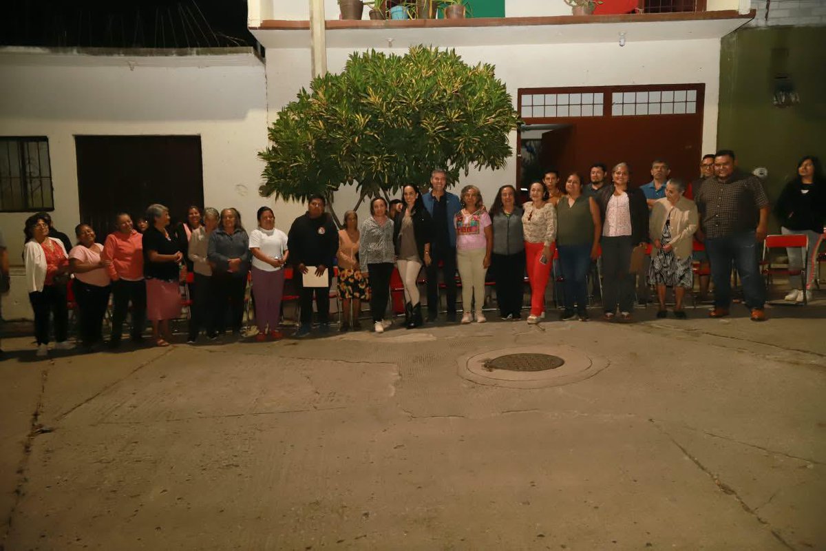 JorgeVillacana's tweet photo. En la Agencia de Montoya encontré vecinas y vecinos organizados que, ante la falta de respuesta de las autoridades, se coordinan para mejorar su entorno. 

Hoy participan más en las decisiones que afectan su comunidad. 

La participación ciudadana es parte fundamental del cambio. https://t.co/vYq7qeKvBM