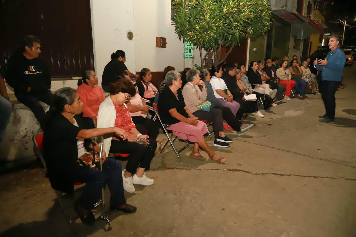 JorgeVillacana's tweet photo. En la Agencia de Montoya encontré vecinas y vecinos organizados que, ante la falta de respuesta de las autoridades, se coordinan para mejorar su entorno. 

Hoy participan más en las decisiones que afectan su comunidad. 

La participación ciudadana es parte fundamental del cambio. https://t.co/vYq7qeKvBM