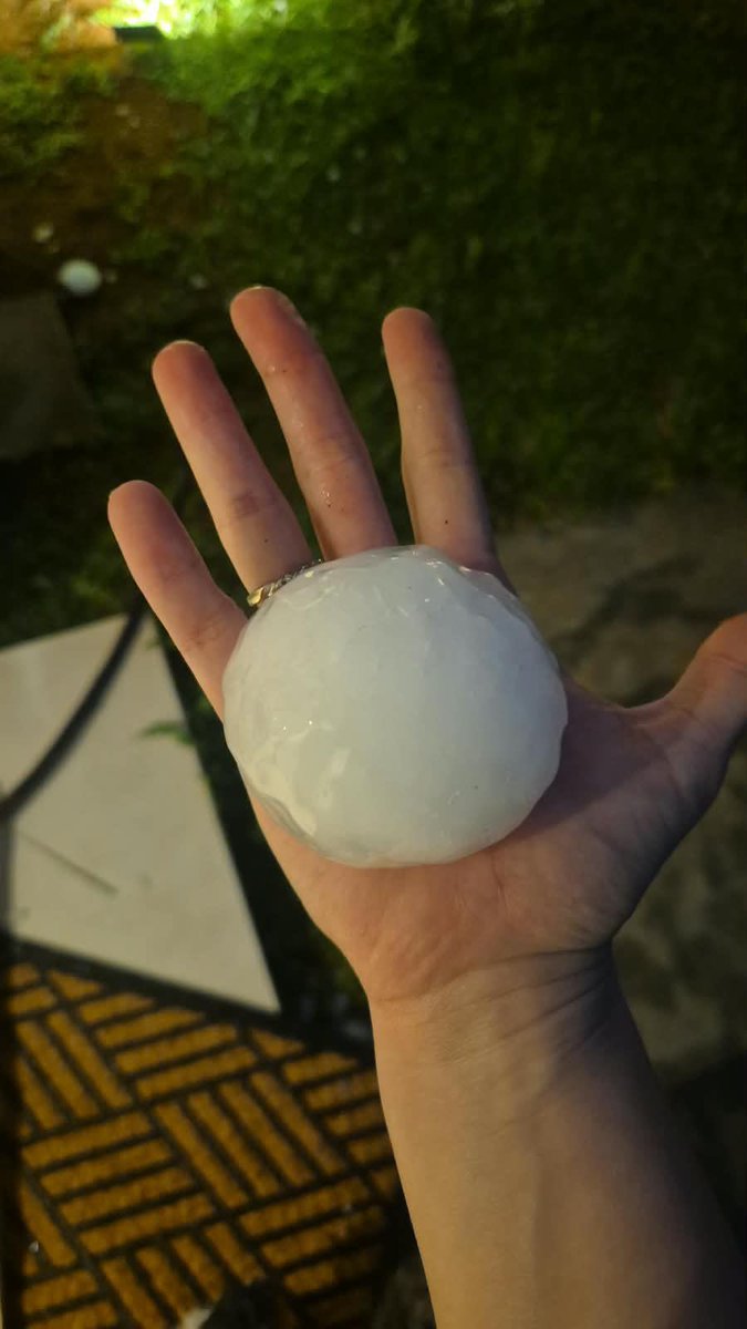 marcegale's tweet photo. No recuerdo granizos de este tamaño en Paraguay en mis 35 años 😮 

Unfidemundo https://t.co/9Nql9fnW9t