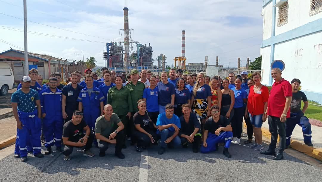 UJCdeCuba's tweet photo. 🇨🇺 Jóvenes cienfuegueros ratificaron su voluntad de innovar, crear y liderar.

📌✊ Meyvis Estévez visitó la Termoeléctrica Carlos Manuel de Céspedes e intercambió con un aguerrido colectivo que asegura la estabilidad de las unidades que allí generan electricidad.

 #UJCdeCuba https://t.co/9LObUFdLOa