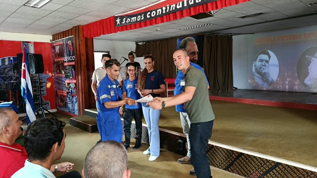 UJCdeCuba's tweet photo. 🇨🇺 Jóvenes cienfuegueros ratificaron su voluntad de innovar, crear y liderar.

📌✊ Meyvis Estévez visitó la Termoeléctrica Carlos Manuel de Céspedes e intercambió con un aguerrido colectivo que asegura la estabilidad de las unidades que allí generan electricidad.

 #UJCdeCuba https://t.co/9LObUFdLOa