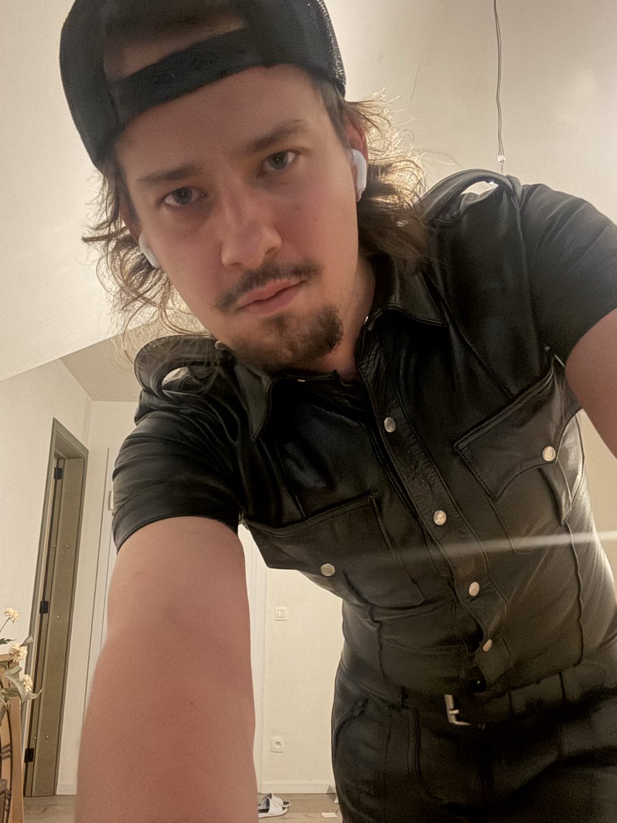 Sir_Sebass's tweet photo. Any good boys around? https://t.co/0ligkWofsT