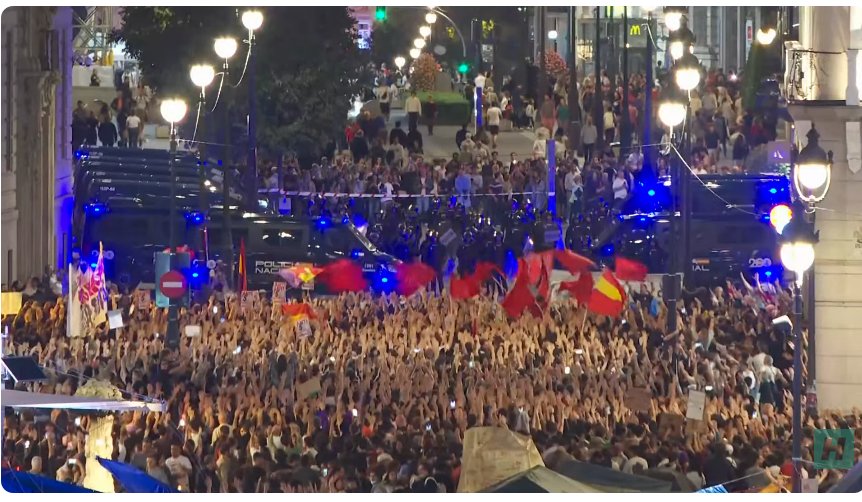 isaacizquierdo2's tweet photo. Como dato, hoy el antifascismo os ha pintado la cara en Burgos, Sevilla y Madrid.
"HONOR!" https://t.co/WVrfkMPpfk