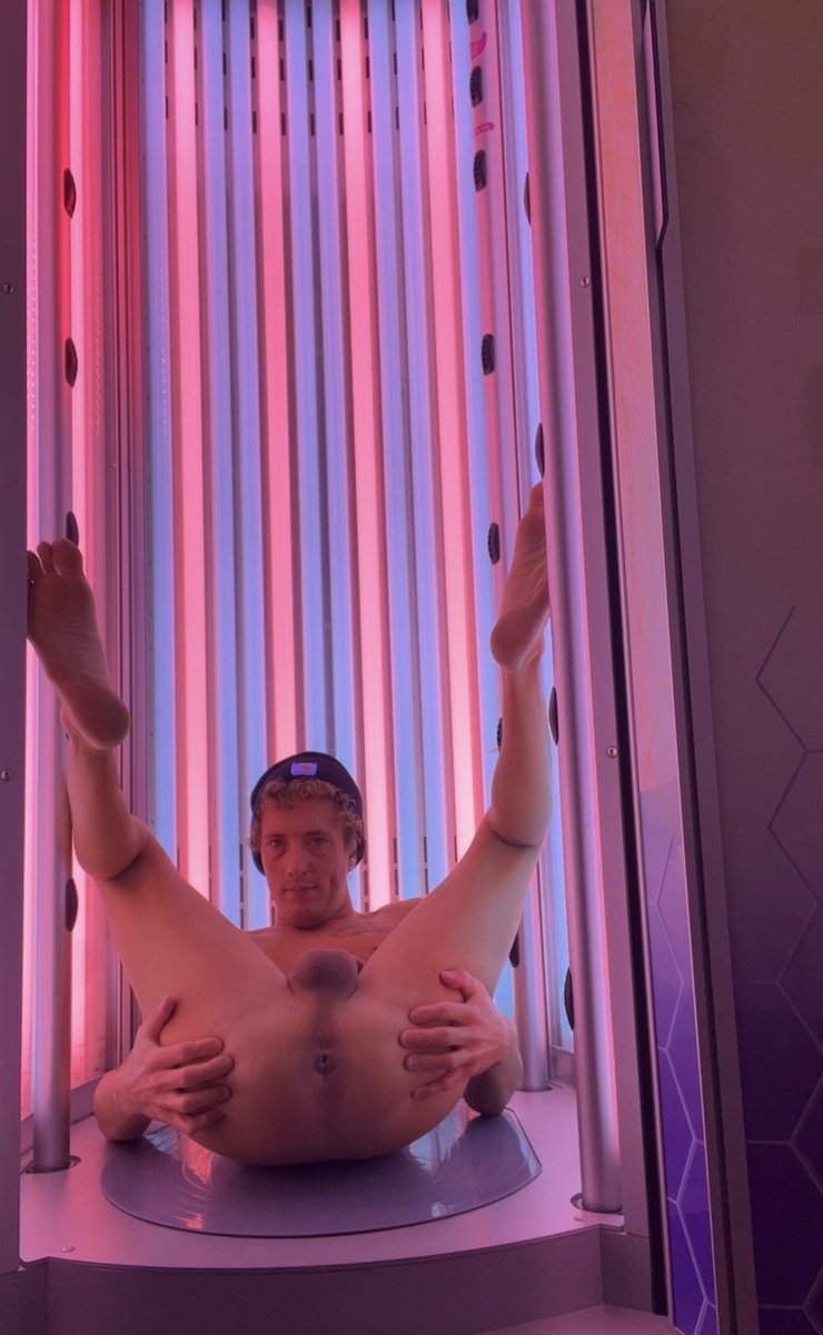 _xguynextdoorx_'s tweet photo. Tanning at Planet Fitness currently. Who has a big cock for my mouth and hole? Let’s make a video for my wife to masterbate to.. #bi #manass #kink https://t.co/M3k3p0OAYW