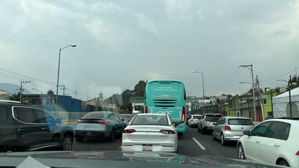 AztecaNoticias's tweet photo. #AlertaVial 🚧 Bloquean la autopista México-Cuernavaca, a la altura de San Miguel Topilejo, en Tlalpan, por la desaparición de una adolescente de 16 años, identificada como Estefany Garduño Olmos. https://t.co/H6UObkvjZ2
