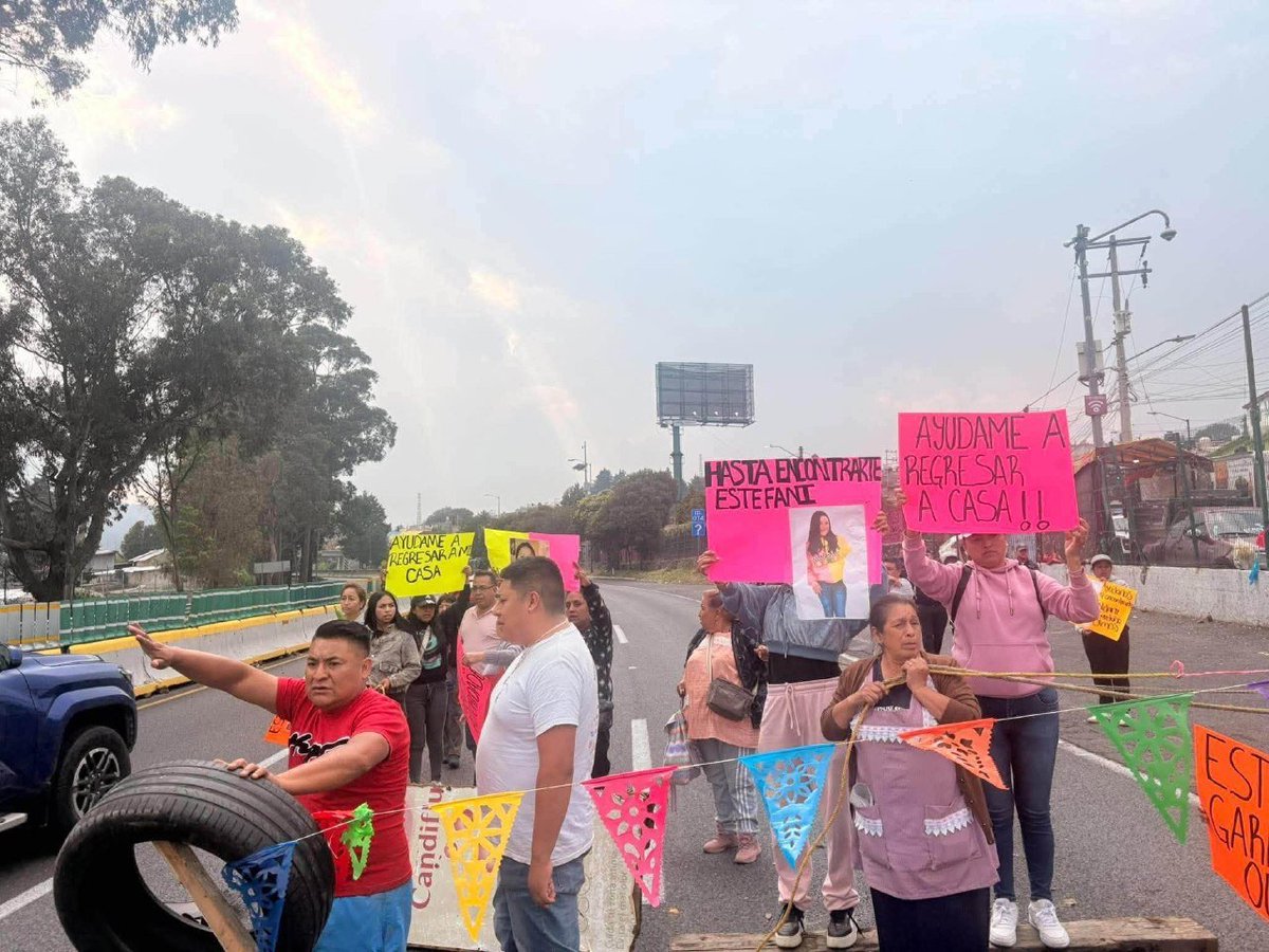 AztecaNoticias's tweet photo. #AlertaVial 🚧 Bloquean la autopista México-Cuernavaca, a la altura de San Miguel Topilejo, en Tlalpan, por la desaparición de una adolescente de 16 años, identificada como Estefany Garduño Olmos. https://t.co/H6UObkvjZ2