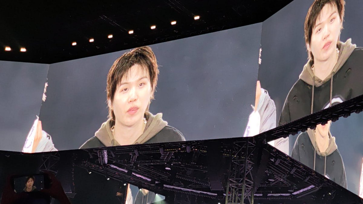 Sweetjoon12's tweet photo. @EuniceAlmanza Esta foto de Yoongi y el vídeo de Jimin diciendo "Un momentito" pero no lo encontré JAJA https://t.co/rOJZ9Toiht