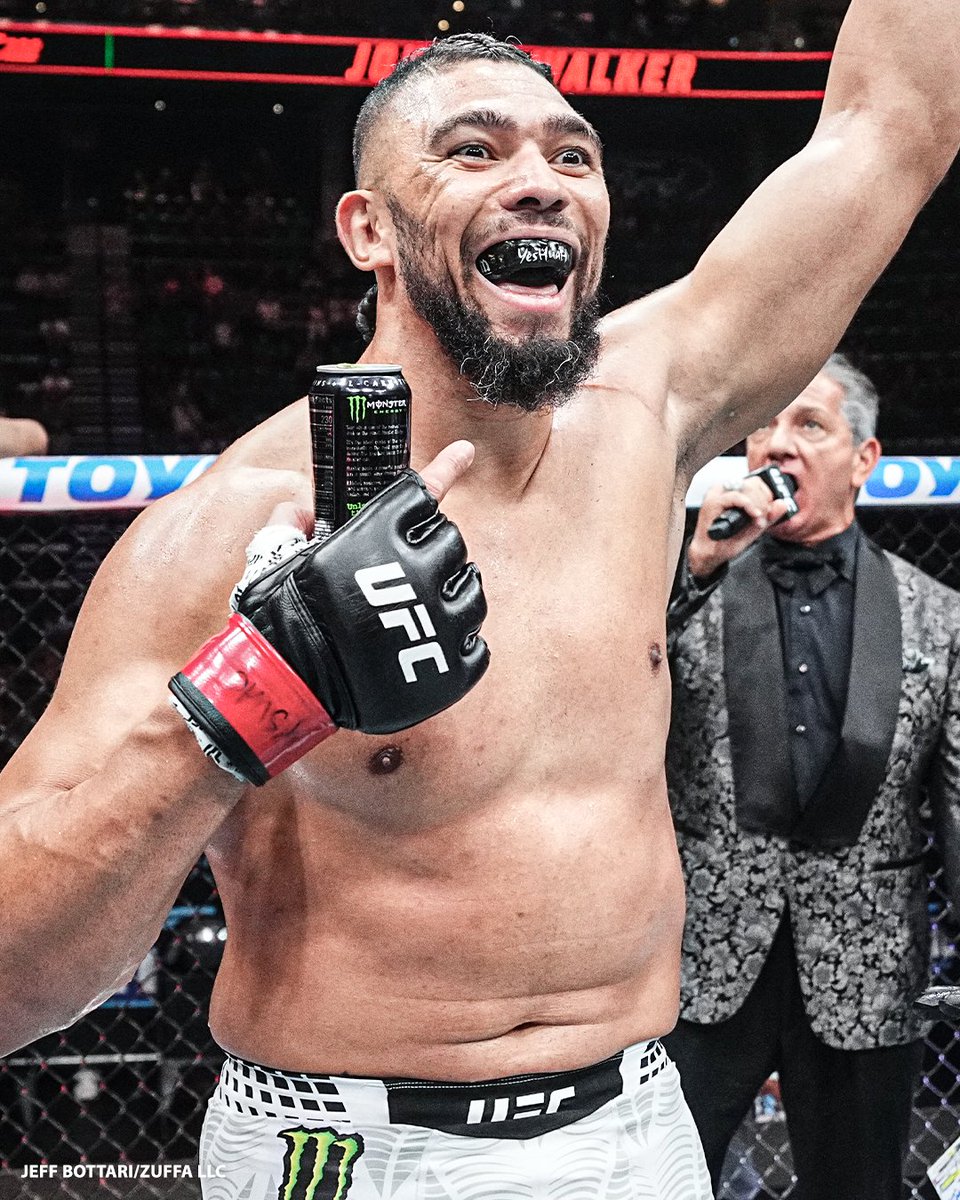 espnmma's tweet photo. JOHNNY WALKER FIRST ROUND KO IN HIS HEAVYWEIGHT DEBUT 🤯 #UFC332 https://t.co/r1DxVvYsaJ