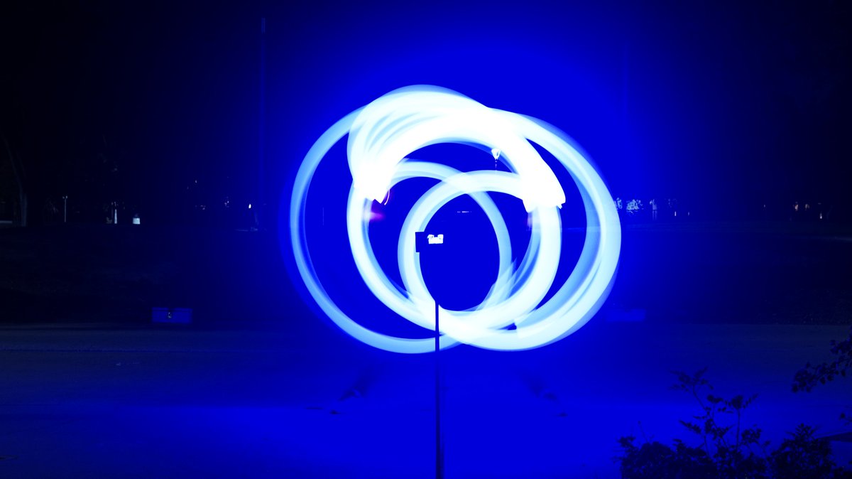 EverAnh's tweet photo. New banner image just dropped. Thank you to @mandowin for the long exposure shot.

I'm legit shocked that one of my OADs made a photo that looks this clean. The clap on each side is not guaranteed to line up with the light trail on the opposite side. https://t.co/20fgTQVRnp