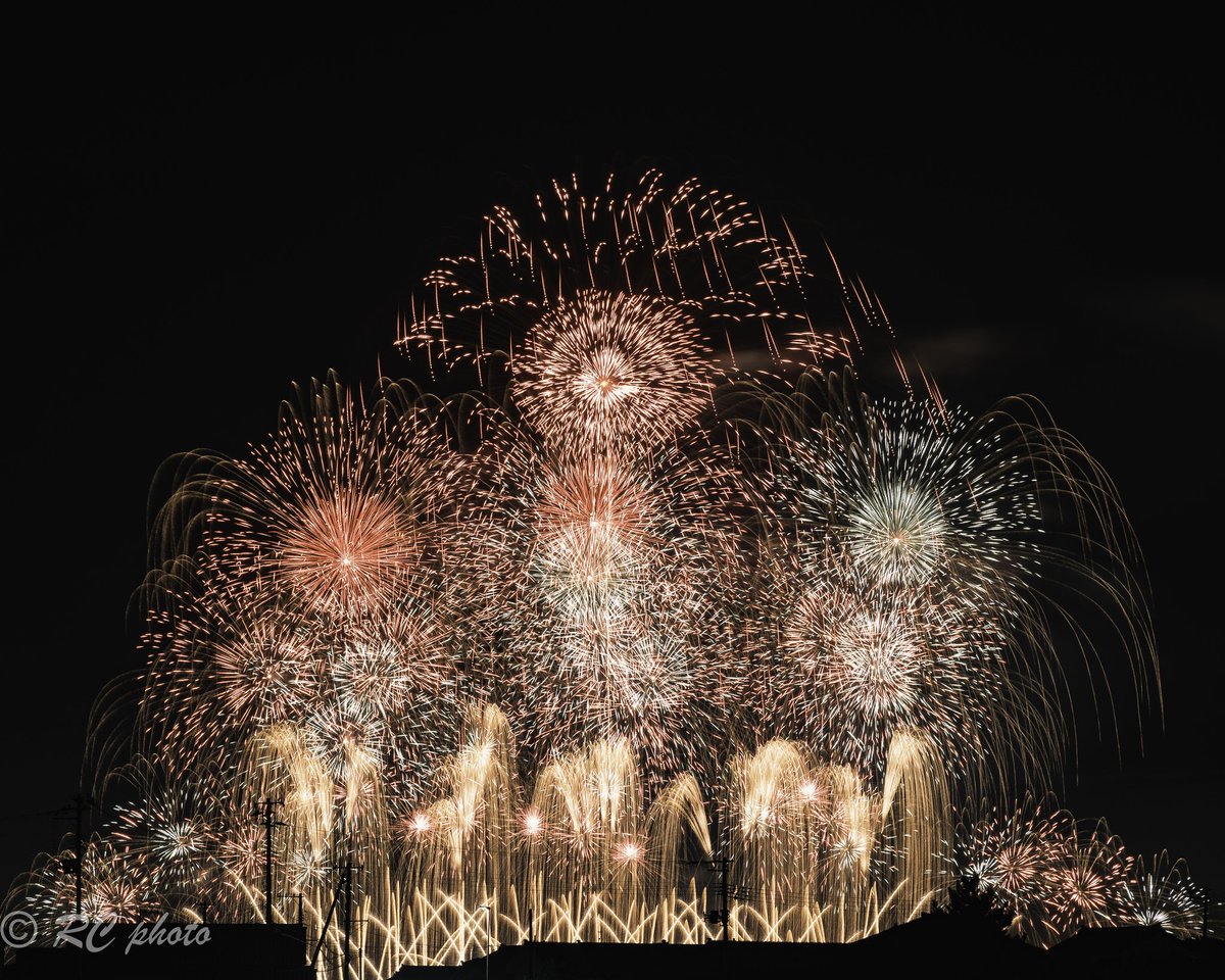 suguru_frames's tweet photo. 7秒でも、花火は重なる。🎆
赤川花火大会の一枚。
①F13／7秒／ISO100
――――
Even 7 seconds can hold several bursts.
#赤川花火大会 #Fireworks https://t.co/YslpftqTlR