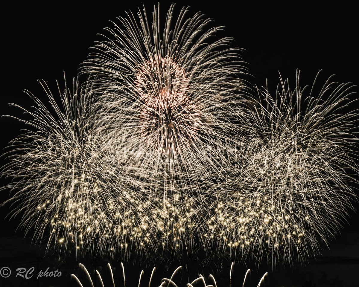suguru_frames's tweet photo. 7秒でも、花火は重なる。🎆
赤川花火大会の一枚。
①F13／7秒／ISO100
――――
Even 7 seconds can hold several bursts.
#赤川花火大会 #Fireworks https://t.co/YslpftqTlR
