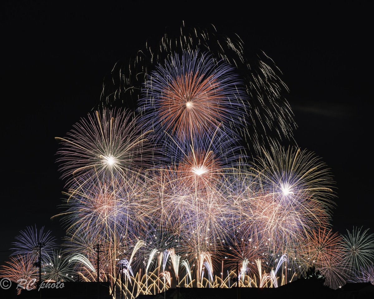suguru_frames's tweet photo. 7秒でも、花火は重なる。🎆
赤川花火大会の一枚。
①F13／7秒／ISO100
――――
Even 7 seconds can hold several bursts.
#赤川花火大会 #Fireworks https://t.co/YslpftqTlR