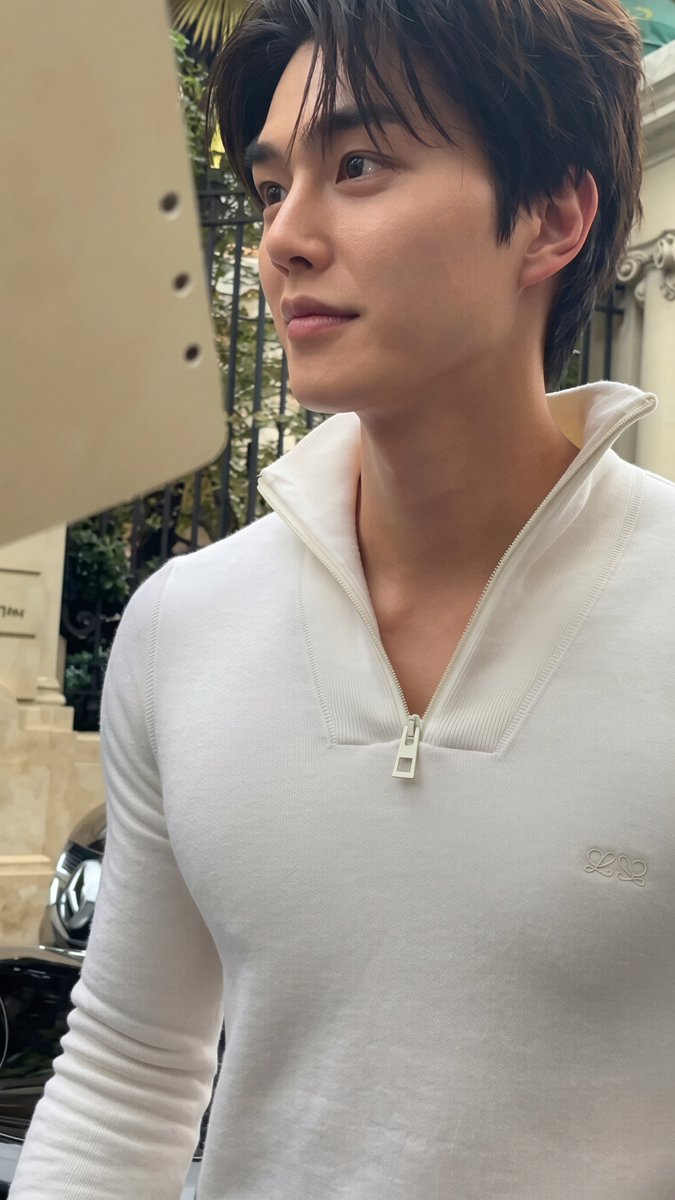 1199Srp's tweet photo. Perfect man 😇

#SongKangxLoeweSS27
#송강 #SongKang #Loewe https://t.co/lgor0NDOGs