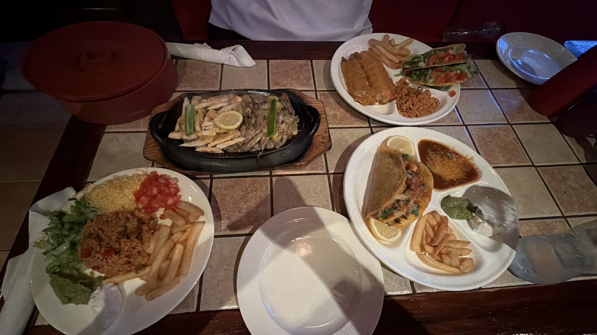 oi_alamri's tweet photo. A random, cozy Mexican restaurant in the middle of nowhere since 1982. https://t.co/9IezKVt6NN